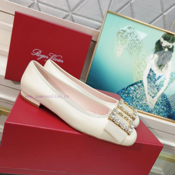The 2024 RVRoger Vivier draws inspiration from the Belle Vivier collection, while the Tr è sd6ic1ttr - Image 3