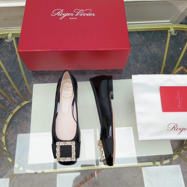 The 2024 RVRoger Vivier draws inspiration from the Belle Vivier collection, while the Tr è sv8kx8qtu - Image 4