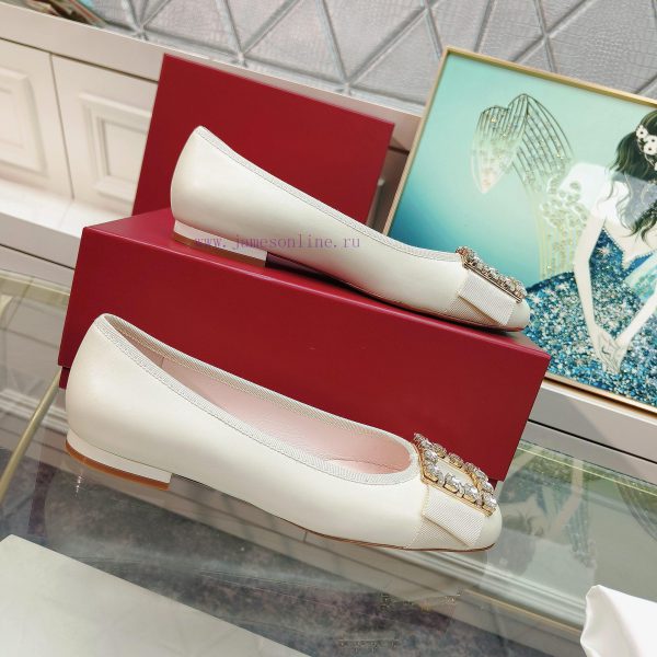 The 2024 RVRoger Vivier draws inspiration from the Belle Vivier collection, while the Tr è sd6ic1ttr - Image 8