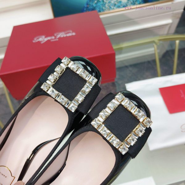 The 2024 RVRoger Vivier draws inspiration from the Belle Vivier collection, while the Tr è sv8kx8qtu - Image 9