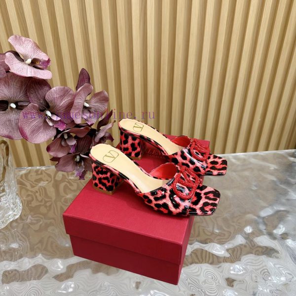 Valentino's newly developed diamond buckle patent leather high-heeled sandals series————————x6axm2ij