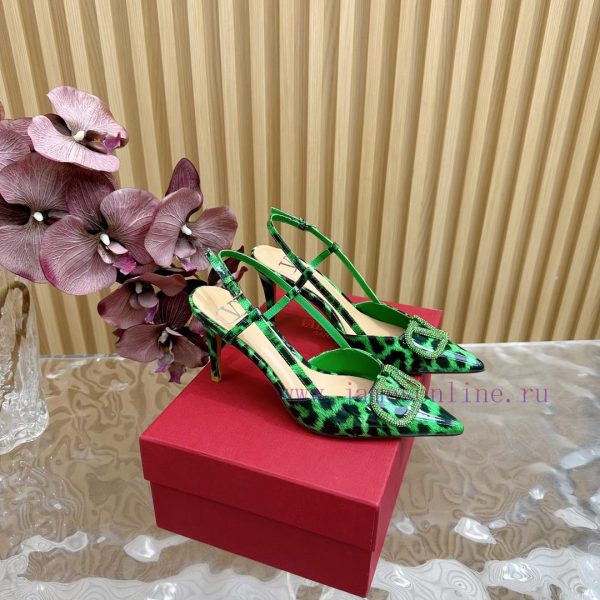 Valentino's newly developed diamond buckle patent leather high-heeled sandals series————————yav3ebt6