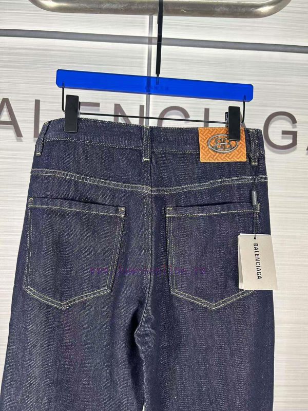 High version Balenciaga jeans from Balenciaga, the latest product for autumn 2024, available dh3stmjq - Image 5