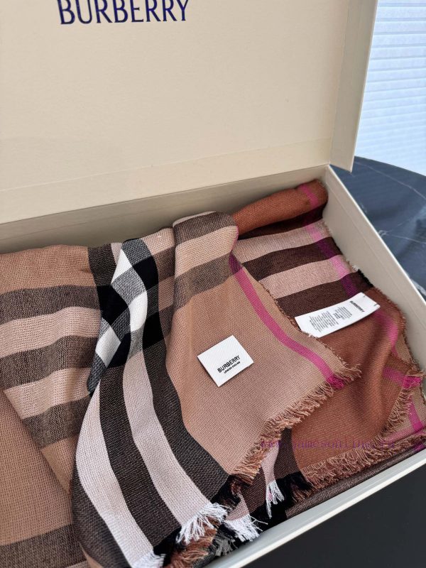 BURBERRY Home Classic Grid 2024 Most Worth Entering the Super Value Edition, Old Friends Clonh4wnzdz - Image 4