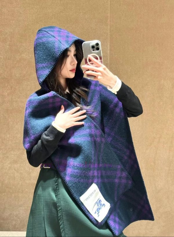 𝐁𝐔𝐑𝐁𝐄𝐑𝐑𝐘 Fashion Show Style "Knight Horse Hooded Scarf"Size195x30cm 100% woolThe equestrian hrjxo13a
