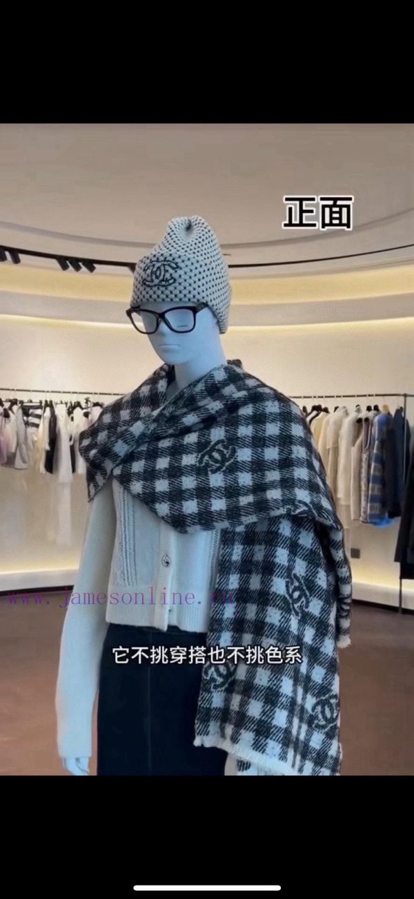 𝐂𝐡𝐚𝐧𝐞𝐥𝟐𝟒𝐁 Logo plaid scarf gray whiteSize 190x60cm 56% cashmere 34% wool 10% silkSlow hands ob47ihy5