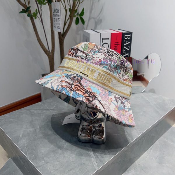 DIOR Dior 🧢 The official website has released a new version of the D family fisherman hat, d7142axy