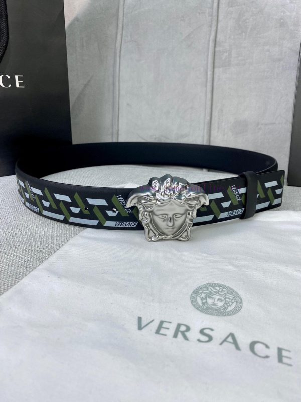 Width 4.0 cm Versace This classic Versace belt is made of soft calf leather, adorned with La 4yqm3q2u