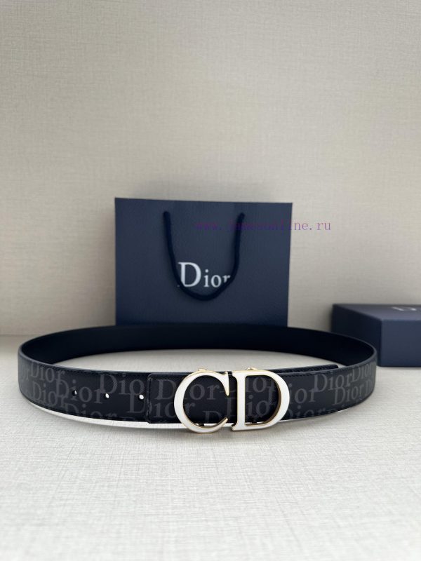 This 35mm double-sided belt combines elegant temperament with modern style. The double-sided ido6t0j6