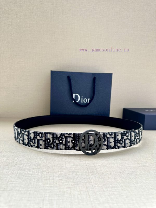 Dior's 3.5cm wide gold trimmed brass waistband buckle is a new addition to the spring collec 57pecnam