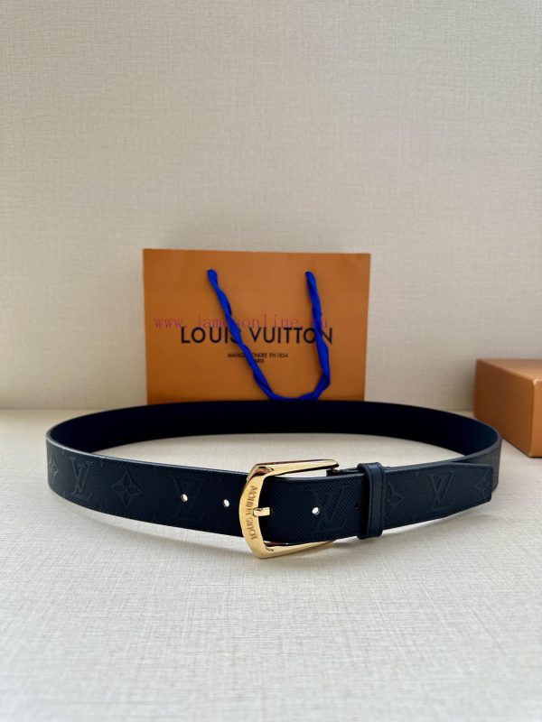 3.4 Wide Vendome embossed waistband with smooth leather outlining smooth lines, exuding a st 7fbdb2d8