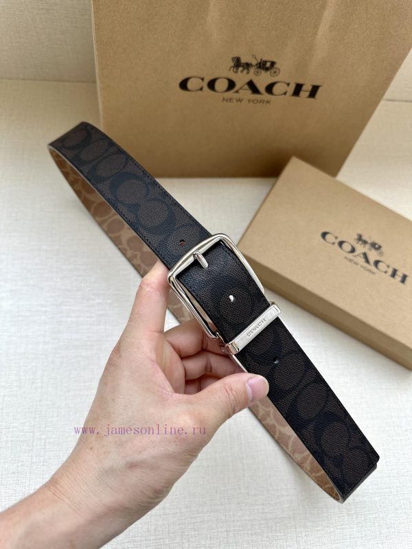 The 3.7cm wide COACH double-sided waist belt is made of one side of black/khaki fabric and c de1ry6ir