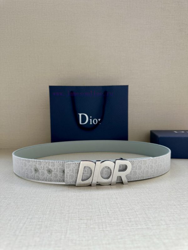 This 35mm double-sided belt with a width of 3.5cm combines elegant temperament with modern s proyoend