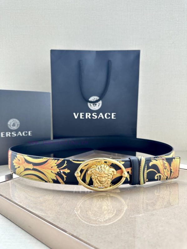 Width 4.0cm Versace This soft crocodile leather strap from Versace is paired with an oval Me 9f4e2j10