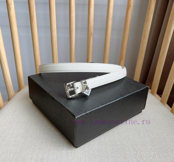 PRADA's elegant Saffiano belt showcases a feminine design with a soft and heartfelt triangul m4goumzu