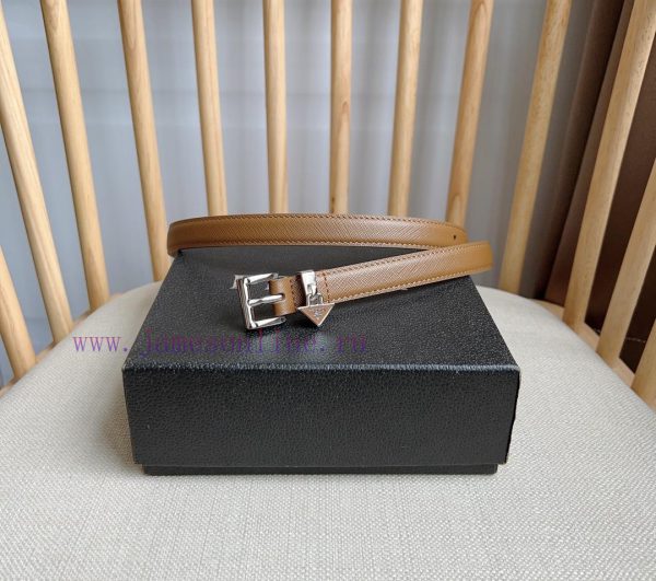 PRADA's elegant Saffiano belt showcases a feminine design with a soft and heartfelt triangul gwuibmca
