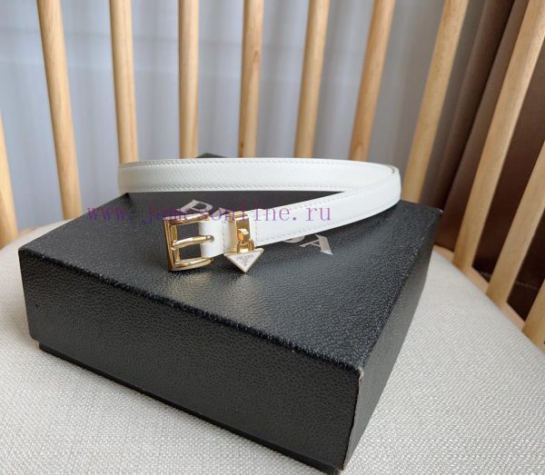 PRADA's elegant Saffiano belt showcases a feminine design with a soft and heartfelt triangul 7cee5115