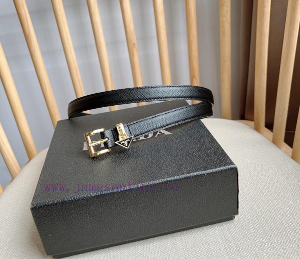 PRADA's elegant Saffiano belt showcases a feminine design with a soft and heartfelt triangul vw3fti47