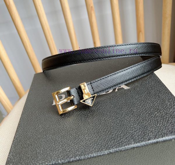 PRADA's elegant Saffiano belt showcases a feminine design with a soft and heartfelt triangul vw3fti47 - Image 3
