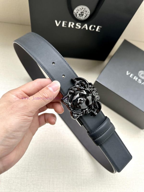 Width 4.0cm. Versace's lychee patterned soft top leather strap, paired with a classic Medusa m235nc6k