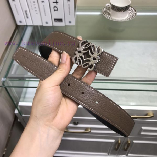The LOEWe model of Luo Yiwei is made of soft grain imported calf leather, with a width of 3. 8l76ms27