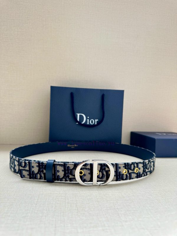 This saddle belt with a width of 3.0cm is a classic accessory presented in the classic blue lrdjr64s
