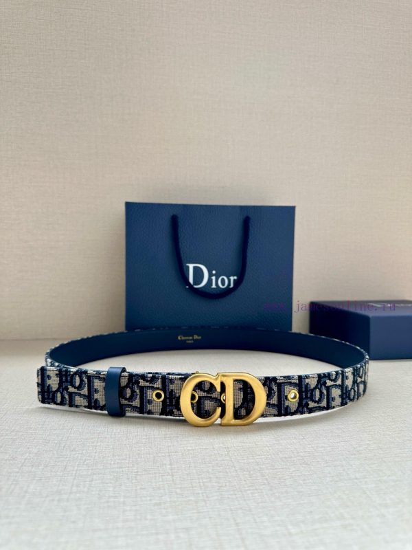 This saddle belt with a width of 3.0cm is a classic accessory presented in the classic blue 6ar4funn