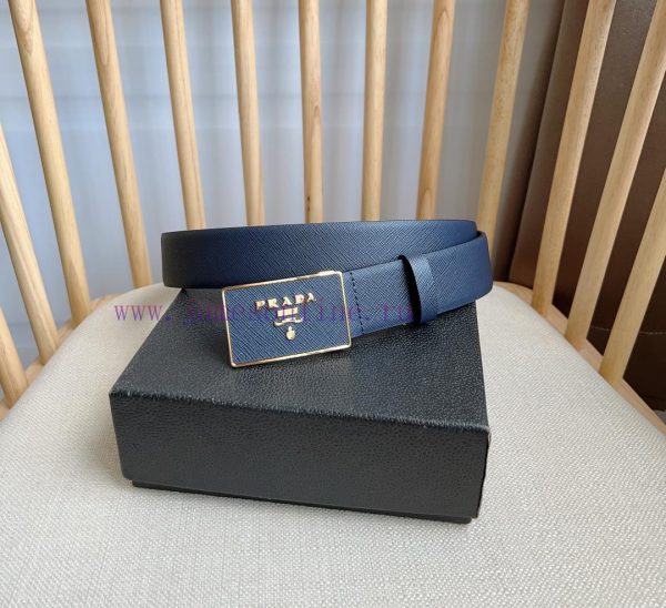 PRADA's versatile accessory features a minimalist yet sophisticated design. The elegant Saff rs2hkysm