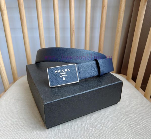 PRADA's versatile accessory features a minimalist yet sophisticated design. The elegant Saff 74wvkwxo