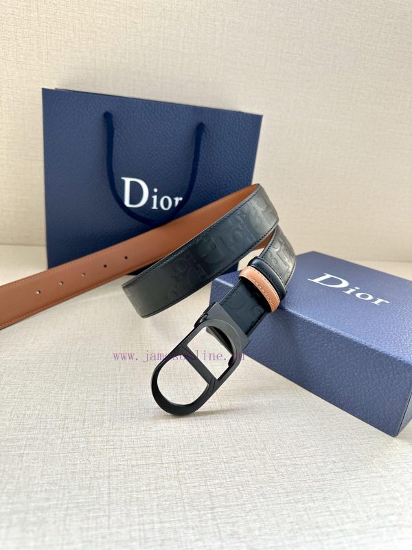 This metal clad brass waistband buckle from Dior is a new product in the Spring 2024 collect 3xex4v8v - Image 4