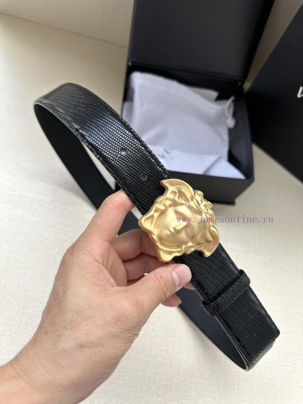 Width 4.0cm Versace. The buckle of this Versace belt is adorned with the iconic matte buckle y5ayxcqr