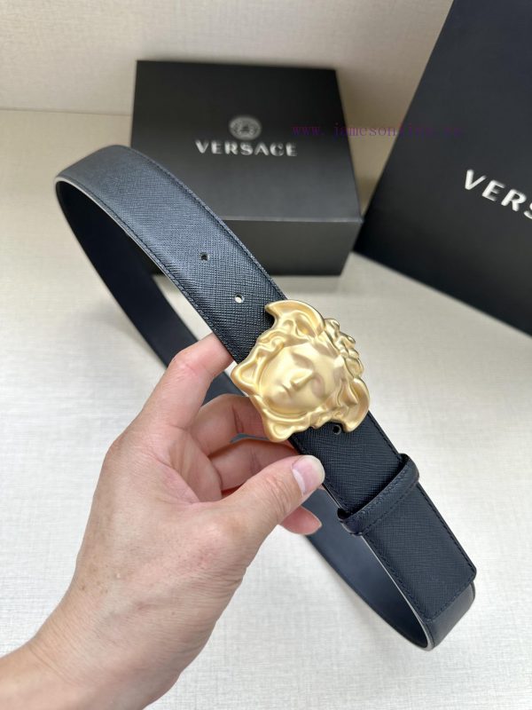 Width 4.0cm Versace. The buckle of this Versace belt is adorned with the iconic matte buckle rmr8tpv4