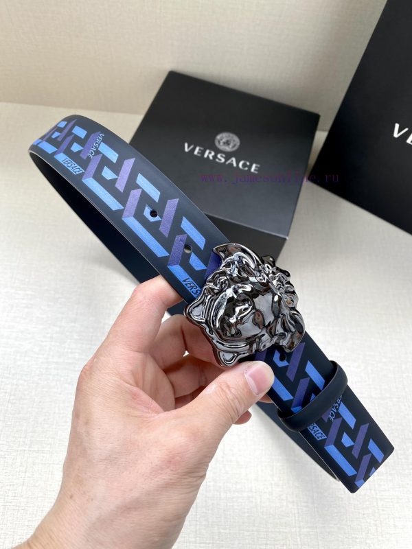 Width 4.0cm VERSACE This classic Versace belt is made of soft calf leather, adorned with La cqm3nayu