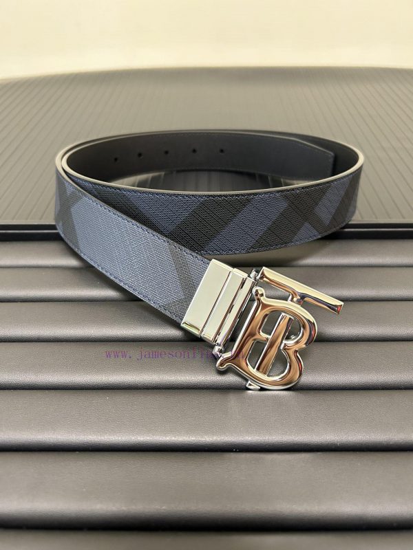 Burberry. BurberryA complete set of high-quality tail clip fasteners with a width of 35mm, p igtlr1ie
