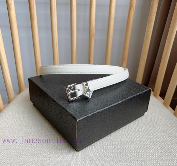 PRADA's elegant Saffiano belt showcases a feminine design with a soft and heartfelt triangul sd5n0t7b