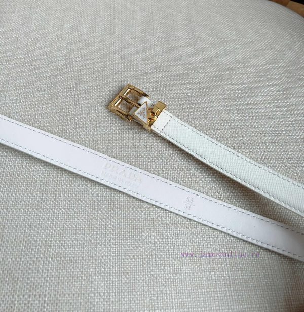 PRADA's elegant Saffiano belt showcases a feminine design with a soft and heartfelt triangul 7mzmwk16 - Image 4