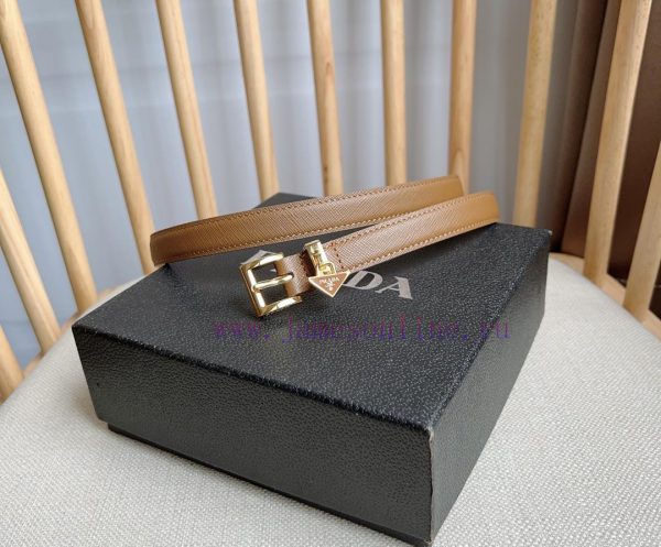 PRADA's elegant Saffiano belt showcases a feminine design with a soft and heartfelt triangul u72bja17