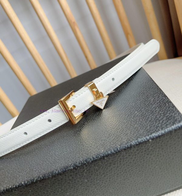 PRADA's elegant Saffiano belt showcases a feminine design with a soft and heartfelt triangul 7mzmwk16 - Image 8