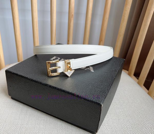 PRADA's elegant Saffiano belt showcases a feminine design with a soft and heartfelt triangul 8s0bgqqb