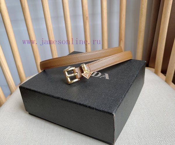 PRADA's elegant Saffiano belt showcases a feminine design with a soft and heartfelt triangul mkwdgq0b