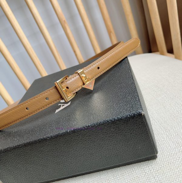 PRADA's elegant Saffiano belt showcases a feminine design with a soft and heartfelt triangul 80qnbyo0 - Image 5