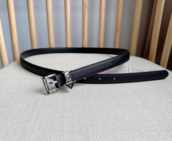 PRADA's elegant Saffiano belt showcases a feminine design with a soft and heartfelt triangul 3jz6tyg5 - Image 5